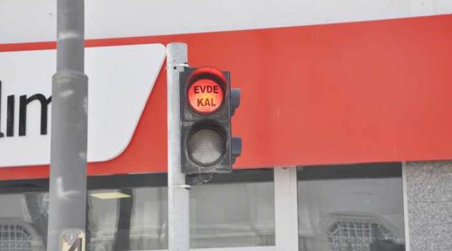 Kırmızı ışıklarda evde kal çağrısı