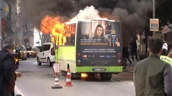 Kocaeli'de halk otobüsü alev alev yandı