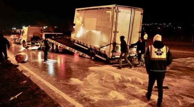 Kontrolden çıkan kamyonet devrildi