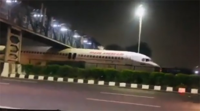 Köprüye yolcu uçağı sıkıştı!