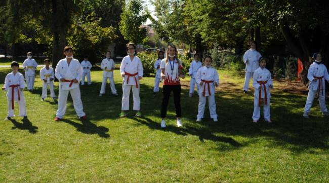 Korona virüs karşı açık havada karate dersi