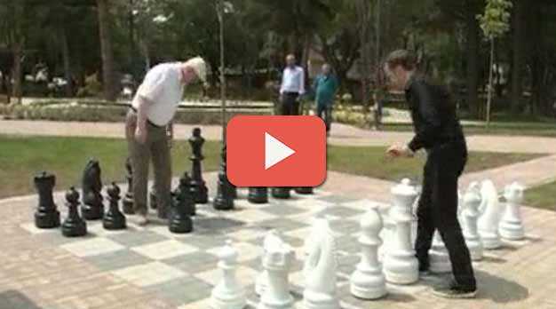 Kurt Basın Parkı'nda satranç oynadı