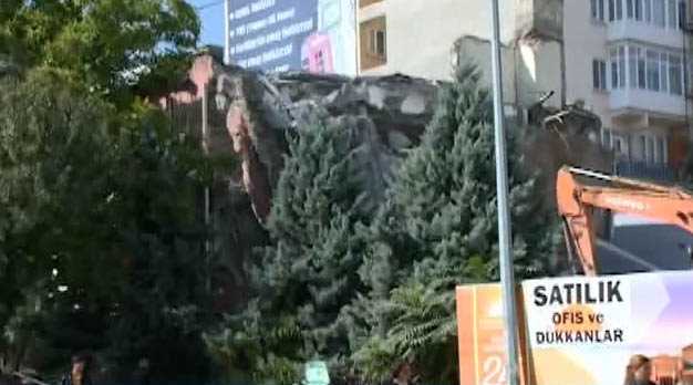 Kütüphane binası yıkılıyor