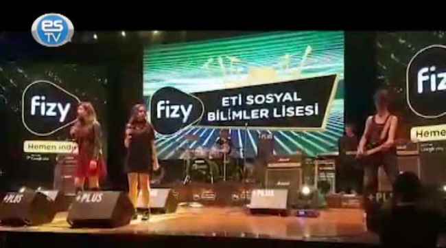 Lise öğrencileri sahnede