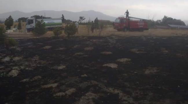 Mahalle mezarlığı alev alev yandı