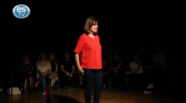 Mavi yapraklı ceviz ağacı sahnede