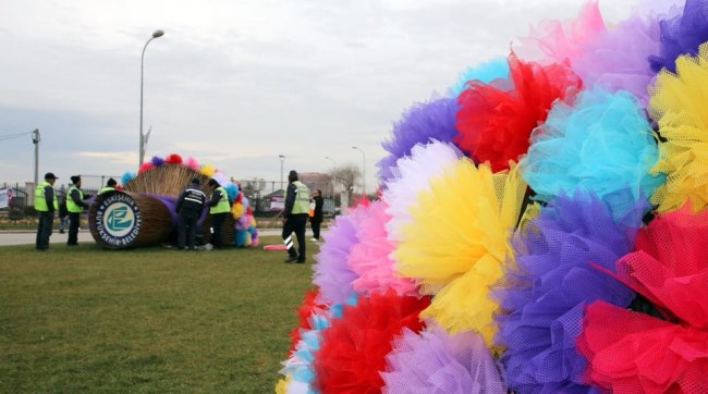 Meydan rengarenk oldu