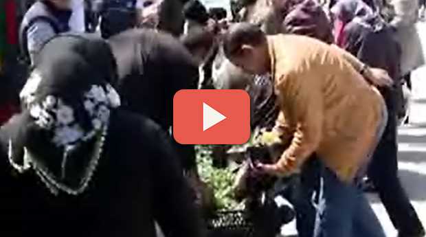 MEZARLIKTA ÇİÇEK DAĞITILDI