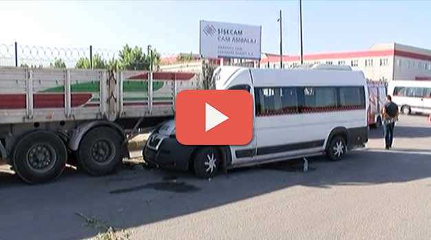 MİNİBÜS TIR'A ÇARPTI: 17 YARALI