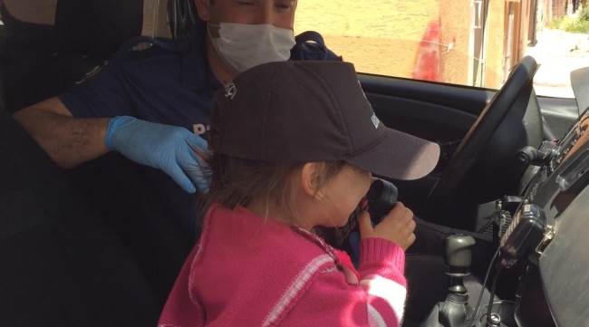 Minik kız polislerle birlikte ‘Evde Kal’ mesajı verdi