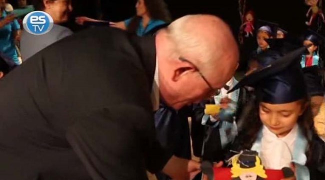 Miniklerin mezuniyet sevinci