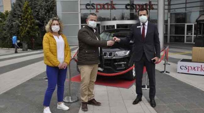 Mont aldı, araba kazandı!