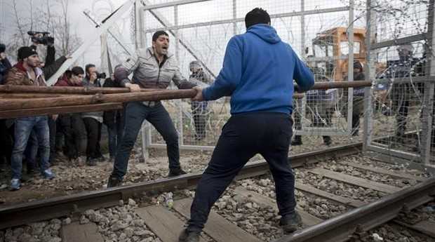 MÜLTECİLER SINIRI YIKIP GEÇTİ