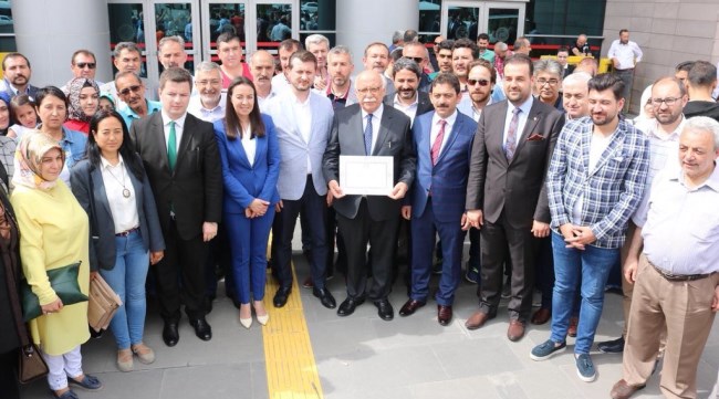 Nabi Avcı mazbatasını aldı