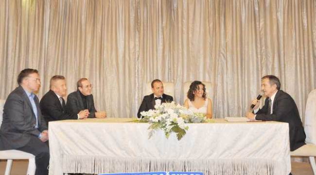 NESLİHAN ÖZCAN İLE ENVER UÇAR İLE DÜNYA EVİNE GİRDİ