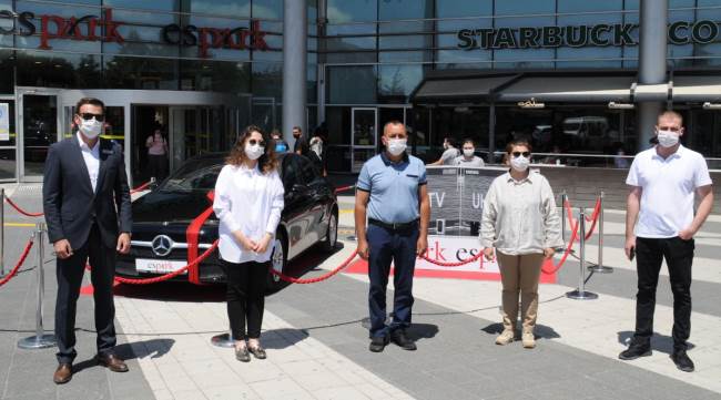 Nişan yüzüğü almaya geldiler, son model otomobil kazandılar