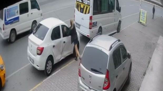 Öfkesini arabadan çıkardı! 