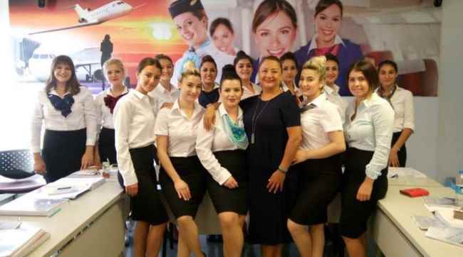 Öğrenciler hosteslik eğitimi alıyor