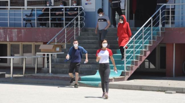 Öğrenciler içeride, veliler dışarıda ter döktü