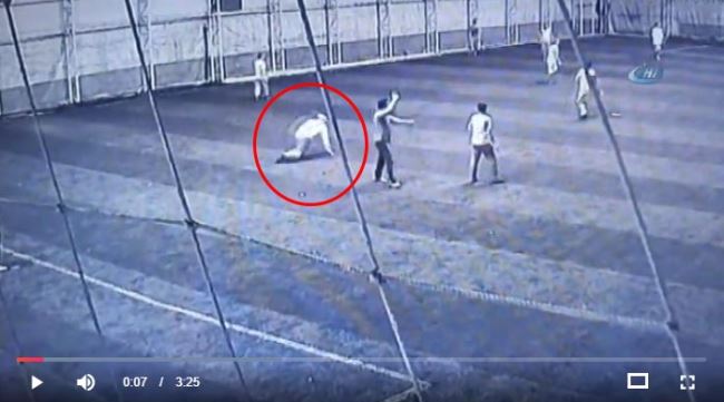 Öğretmenin halı sahada ölüm anı kamerada