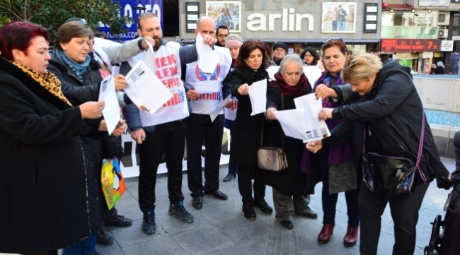 Öğretmenler maaş bordrosu yaktı