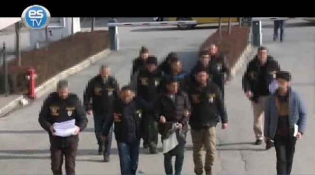 Önce kameraya sonra polise yakalandılar