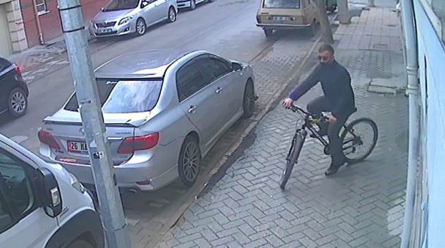 Önce sokakta keşif yaptı, sonra çaldı...