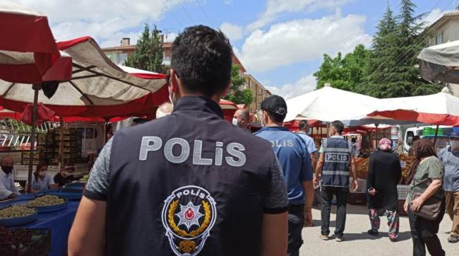 Pazar alışverişine dalanlar sosyal mesafeyi unuttu