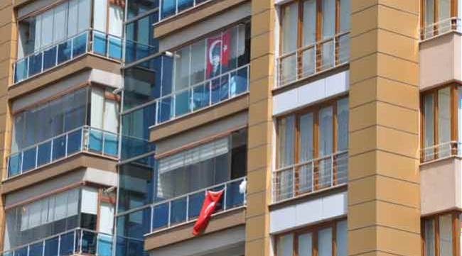 Pencere ve balkonlar bayraklarla donatıldı