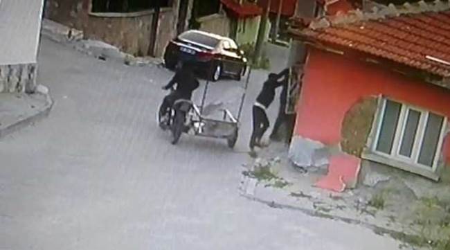 Pencerenin demir korkuluklarını çaldılar