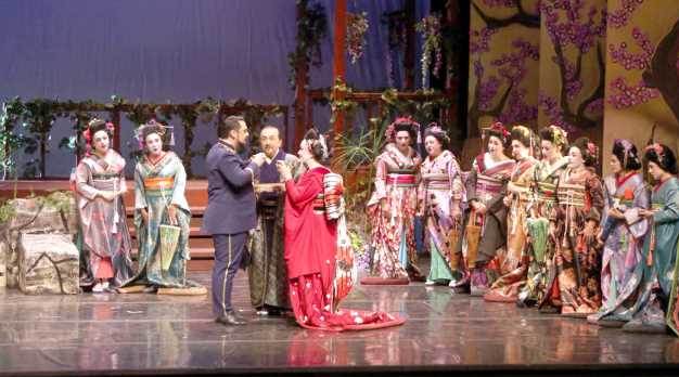 PERDELERİNİ ESKİŞEHİRLİ SANATSEVERLER İÇİN AÇTI