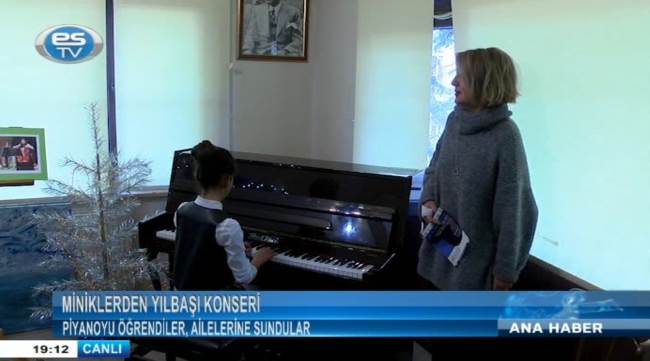 PİYANOYU ÖĞRENDİLER, AİLELERİNE SUNDULAR