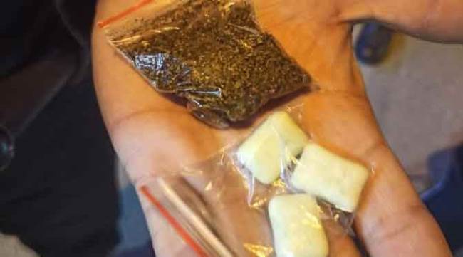 Polisten kaçtılar, yakalanınca üzerlerinden bunlar çıktı!