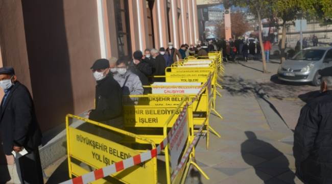 Sağlıklı ulaşımdan faydalanmak isteyen vatandaş kuyruğa girdi
