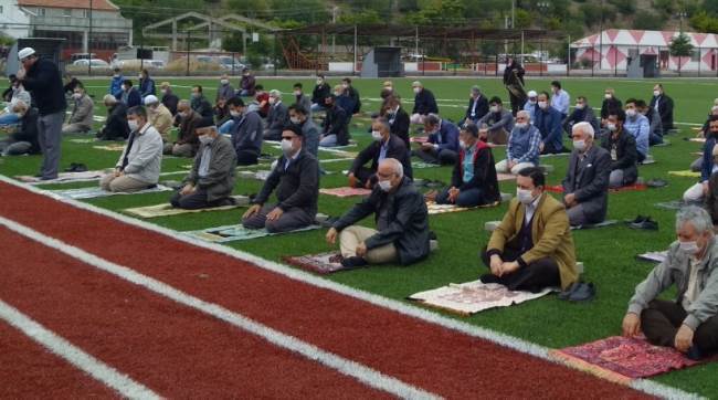 Sarıcakaya’da Cuma namazı hala sahalarda kılındı