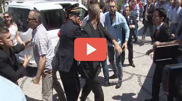 ŞEHİT CENAZESİNDE TEKMELER HAVADA UÇUŞTU