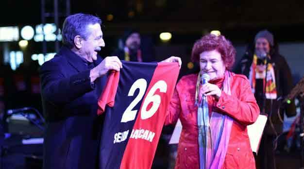 Selda Bağcan Eskişehir'de müthiş bir konser verdi