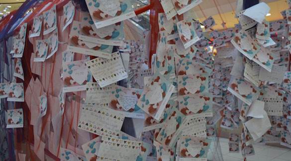 Sevdikleri için binlerce not astılar