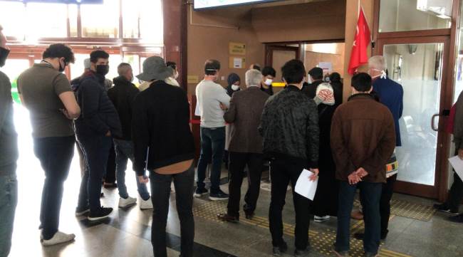 Seyahat izin belgesi alma sırasında sosyal mesafe yok