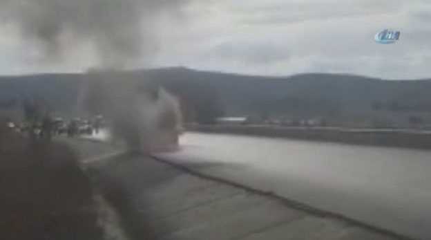 Seyir halindeki araç alev alev yandı