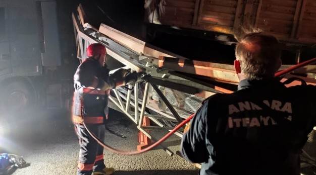 Seyir halindeki tır’ın açılan dorsesi levhalara çarptı