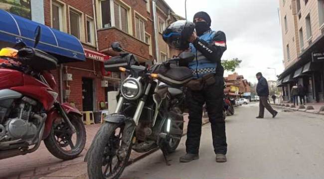 Soğuk kış günlerinde kuryelerin zorlu mesaisi