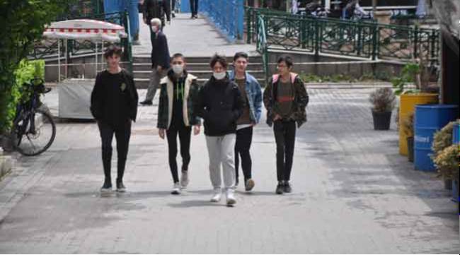 Sokağa çıkma kısıtlaması kaldırılan gençler sokaklara akın etti