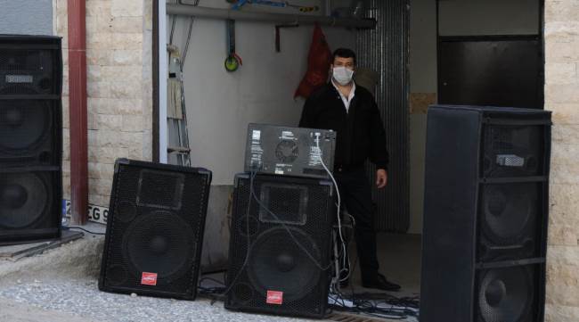 Sokağına ses sistemi kurup herkesi balkonlara kapı önlerine davet etti