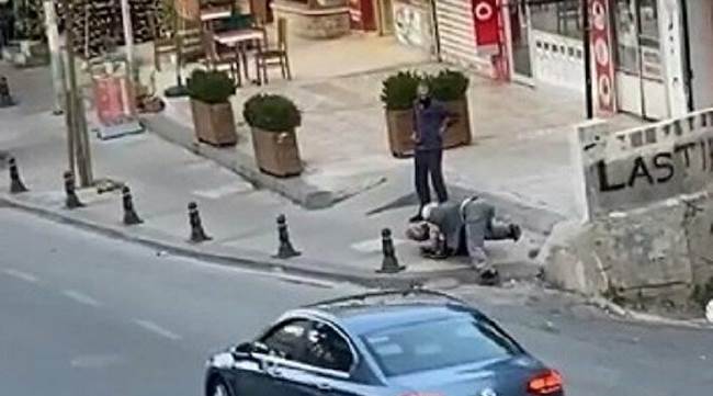 Sokak ortasında dedelerin kavgası!