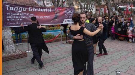 Sokakta tango gösterisi