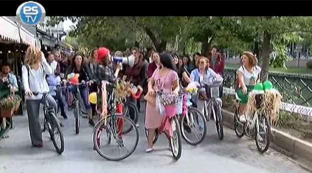 Süslü kadınlar renk kattı