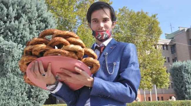 Takım elbisesiyle simit satıyor