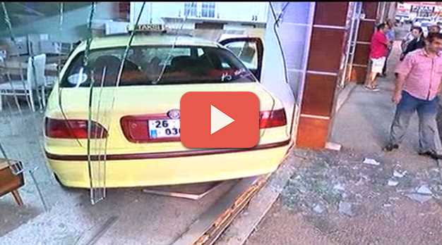 Taksi mobilya mağazasına girdi