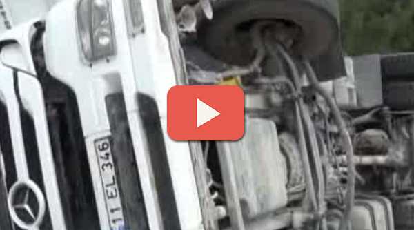 TIR DORSESİ TİCARİ ARACDA ÇARPTI